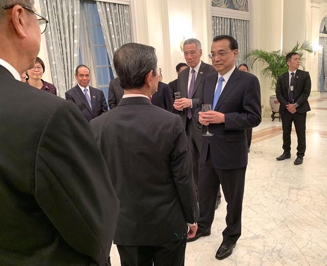 李克强与新加坡总理达成共识：争取尽快结束RCEP谈判
