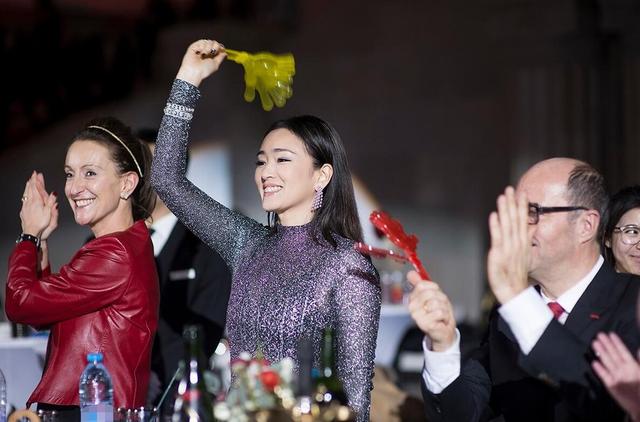女人就该这样：52岁离过婚的巩俐，照样活出了精彩