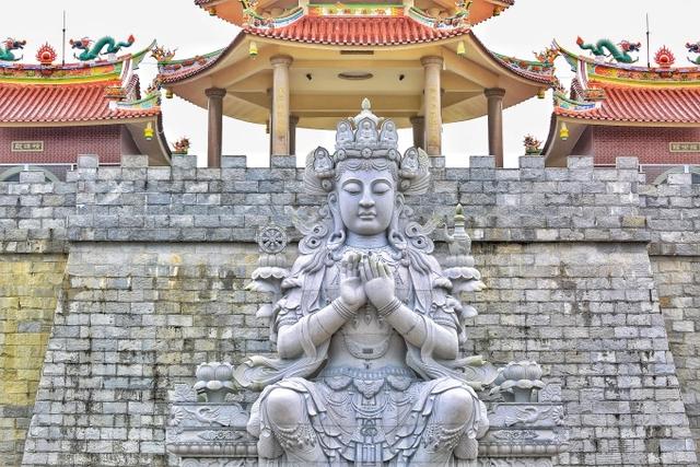 印尼这座小岛被誉为“新加坡的后花园”，里面充满了中国元素