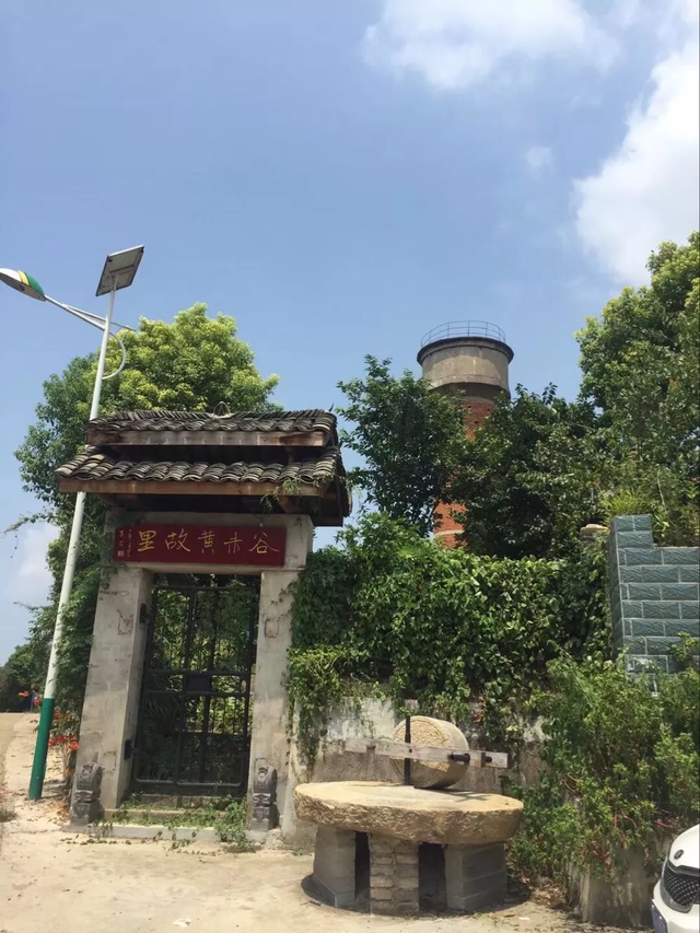 莫言和贾平凹都为他题过字，原因是他是农民诗人