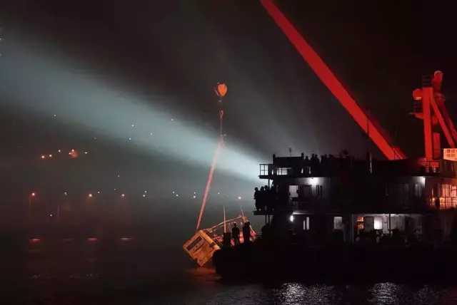 乘客与司机争执致车辆失控，号称亚洲第一的新加坡公交？