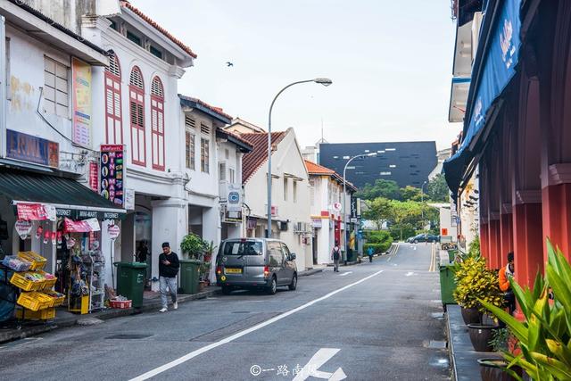 实拍新加坡街景，到处都是垃圾桶，城市很干净！