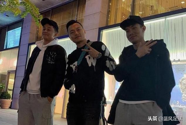 国脚开启假期模式！郜林郑智游日本武磊秀腹肌，国足队长做公益