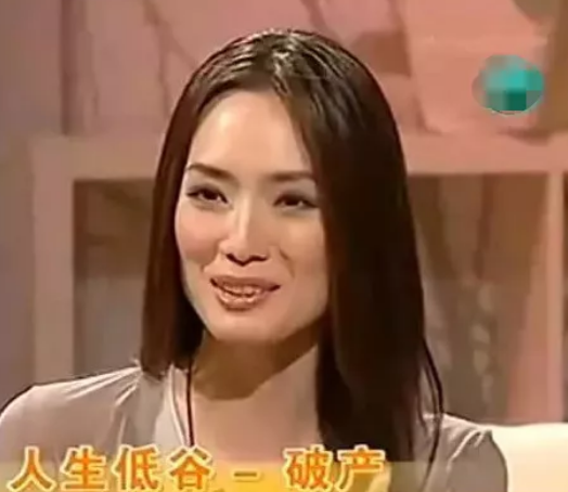 凭“何仙姑”走红，成为首个破产的女明星，如今成单亲妈妈