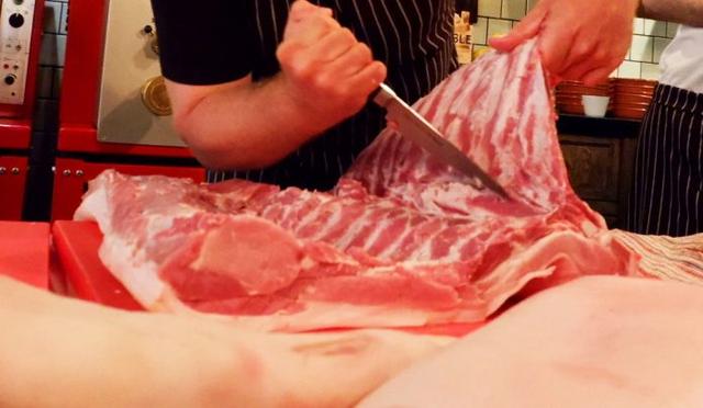 泰国一素餐厅被指杀死顾客放菜里 警方辟谣：只杀人 没放肉……