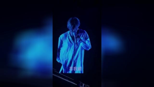薛之谦在新加坡演唱「骆驼」时打嗝，没憋住笑的狂抖