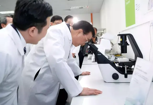 李克强密集外事间隙抽空考察新加坡最新癌症疗法