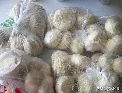 蒸百个包子飞上海看儿子，托运费578元，母亲：儿子吃得香，值
