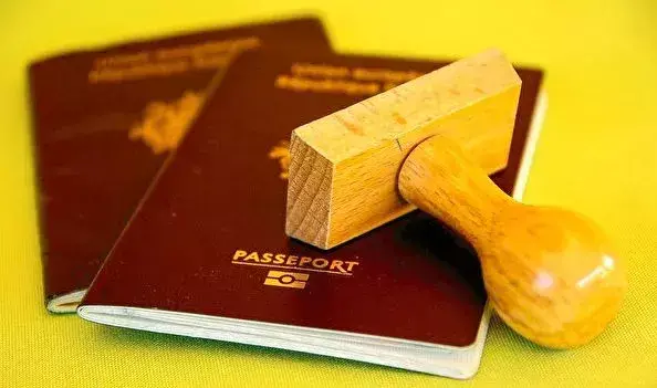 你的护照居然还有“颜色密码”，这个国家的护照被称为全球最酷！