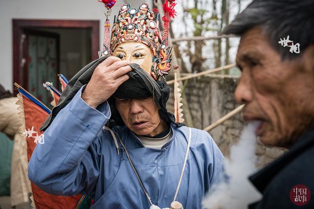 6旬老人38年雕刻地戏面具赚不到钱 却被90后女子一招改变一切