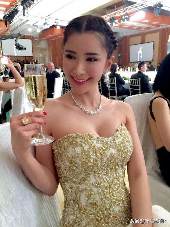 华裔炫富女王：17岁空姐闪婚豪门，离婚后每月零花钱220万