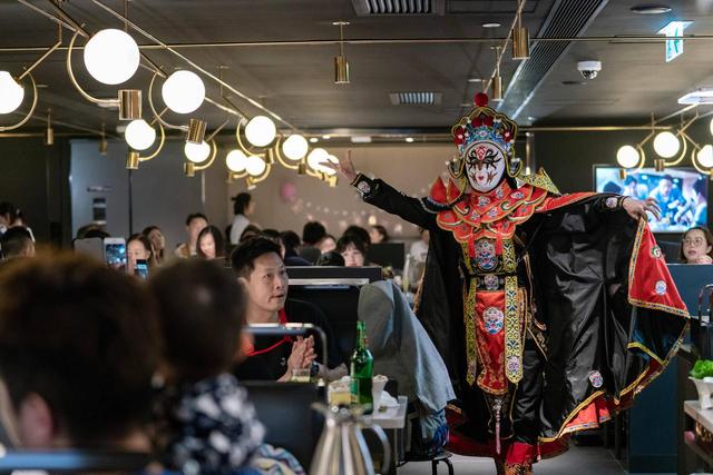 海外单店年收近6000万，海底捞又要进驻英国，这回给出50万年薪