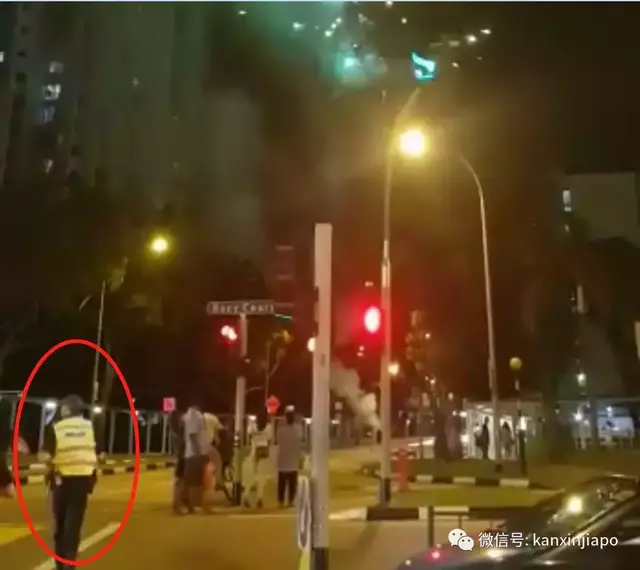 四名男子在新加坡放烟花，大波警察正在赶来的路上