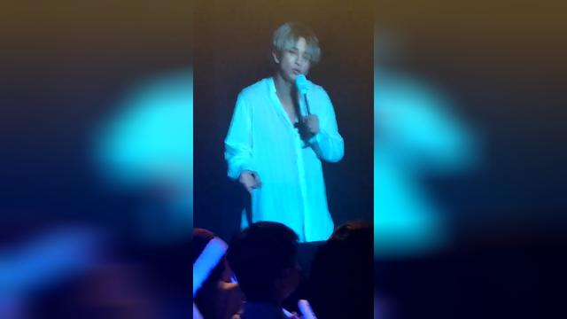 薛之谦新加坡演唱会上突然打嗝，场面一度hin尴尬，反应太可爱