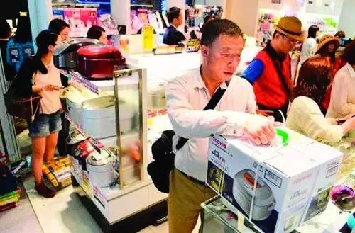 中国人国外旅游到免税店竟遭遇如此诓骗！