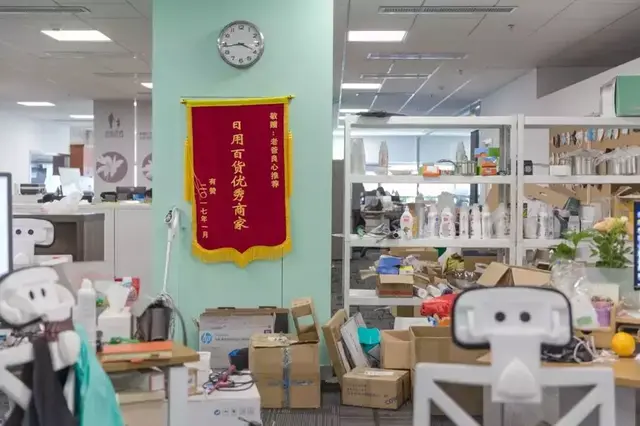 他是“毒包书皮”引爆者，在公益和商业间将企业营收干到近亿