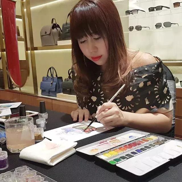 用指甲油、口红作画，帮刘亦菲设计衣服，无数粉丝醉倒在她的画里