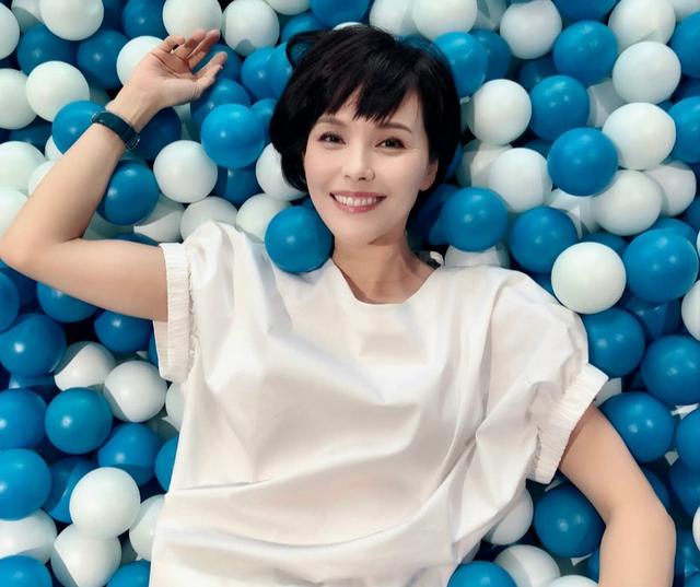 新加坡三美掀回忆杀，但真正的新加坡阿姐是她，50岁越活越少女