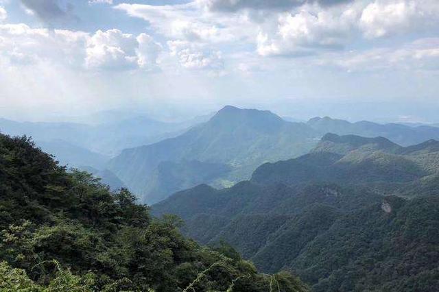 黑山谷里一脚跨两省，金佛山上赏景听梵音