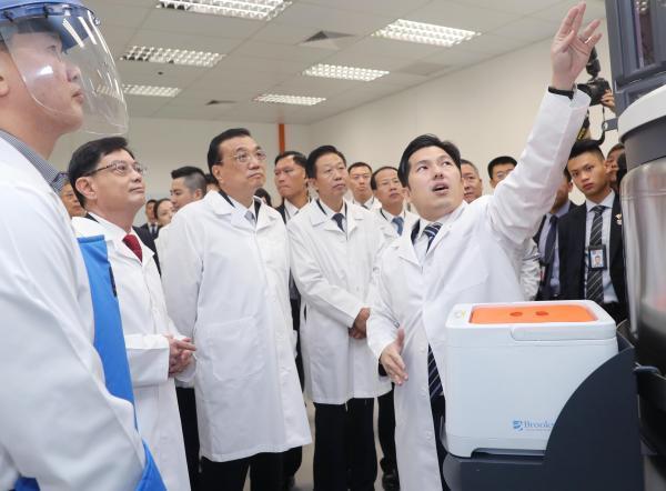 李克强参观新加坡生物医疗企业，对T细胞免疫疗法兴趣浓厚