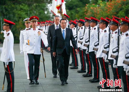 李克强同新加坡总理李显龙会谈：打造合作新亮点