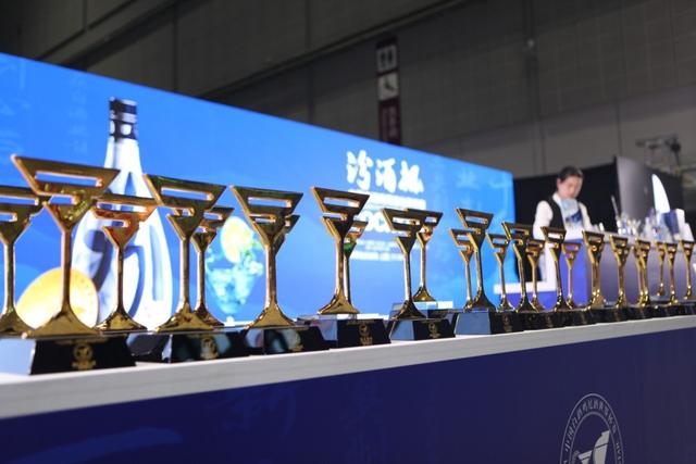 决赛收官 “汾酒杯”中国白酒鸡尾酒世界杯赛“燃”爆上海酒博会