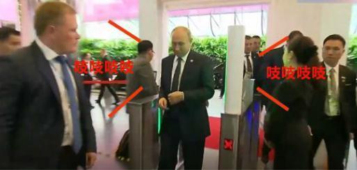 普京在新加坡被要求过安检，然后警报器响了