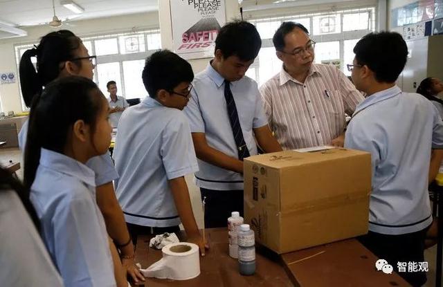 曾经的新加坡教育也是死记硬背、填鸭式教学，如今他们要这么改