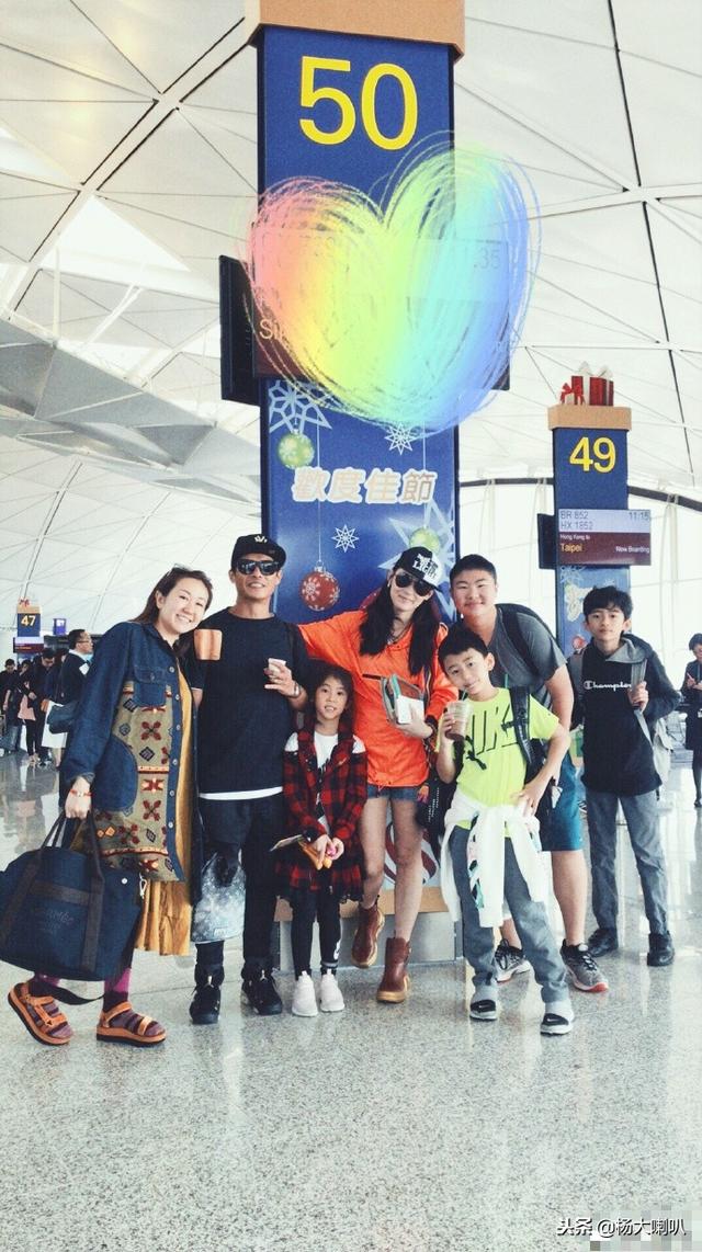 张柏芝微博玩不停，兴奋晒合照，带2个儿子去新加坡圣诞旅行！