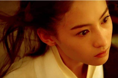 张柏芝被传生三胎，孩子爸爸却惹争议，传闻是65岁的新加坡富商