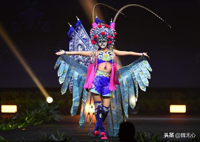 环球小姐大赛开始，“中国小姐”京剧装扮，当场表演“变脸”