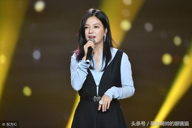 赵薇公开回应对其新加坡国籍的质疑，霸气两个字：“不是”！