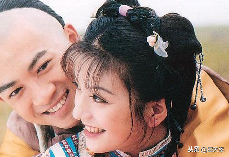 赵薇晒照遭粉丝质疑是新加坡人？2字霸气回应国籍质疑登热搜