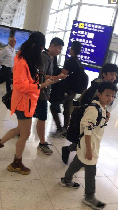 张柏芝产后首次现身，穿热裤秀美腿带儿子去旅行，身材恢复速度快
