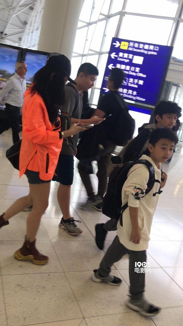 “小王子”刚出满月 张柏芝带儿子及家人圣诞旅行