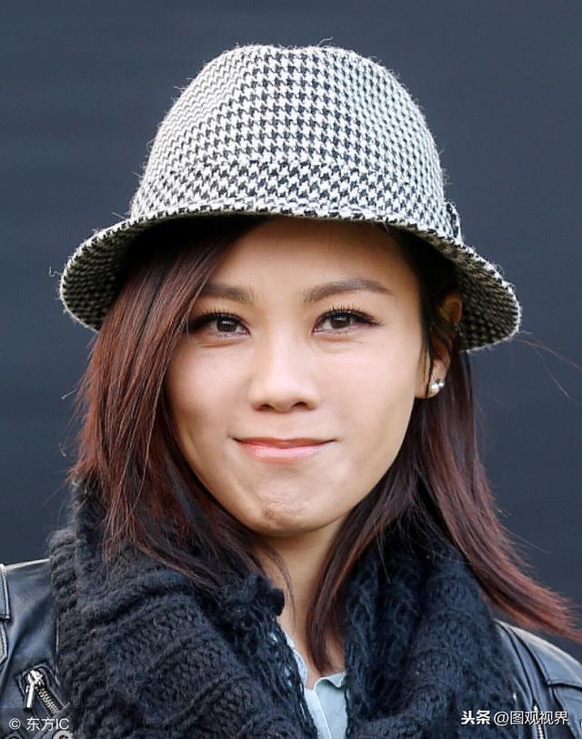 听了她的《红色高跟鞋》，一直到现在，这首歌还时常回响在耳边