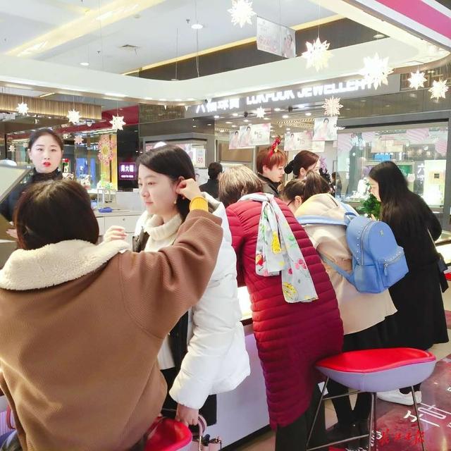 70、80、90后的“狂欢夜”消费：从熬夜网购到出境游、实体店错峰买