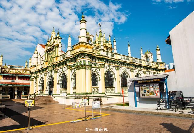 新加坡印度文化区耸立一座清真寺，只允许回教徒进殿参观！