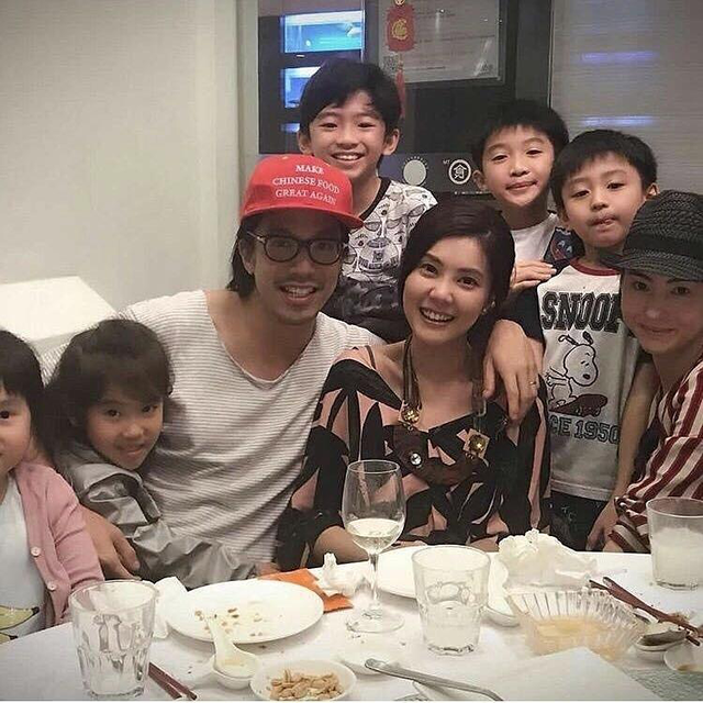 张柏芝儿子新照曝光，小Q眉眼超像谢霆锋，大儿子到底经历了什么