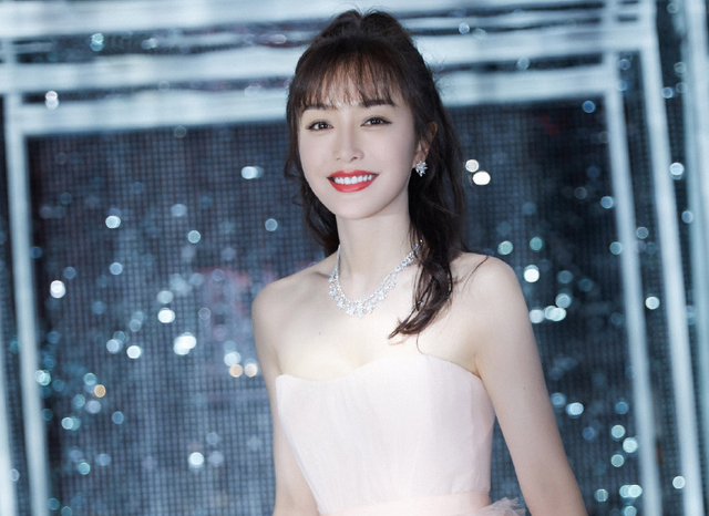 秦岚现身新加坡，奋力挥手上演“车窗爱情”！手指意外成亮点