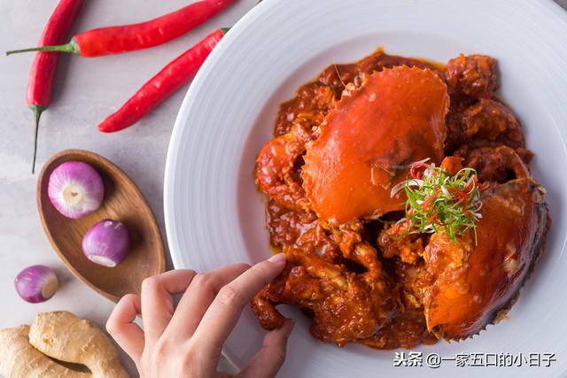 食谱-作为新加坡的必尝美食，这道辣海鲜吸引了当地人和游客的心