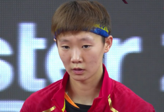 国乒小魔王大胜新加坡一姐进8强！赛后采访设备故障，王曼昱懵了