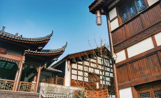 这条老街不仅有四合院书店，还有美味的泡面