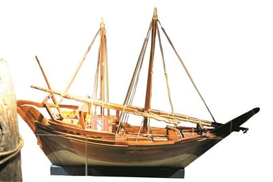 这艘开进洲头咀的仿古木船是为了纪念“辛巴达”