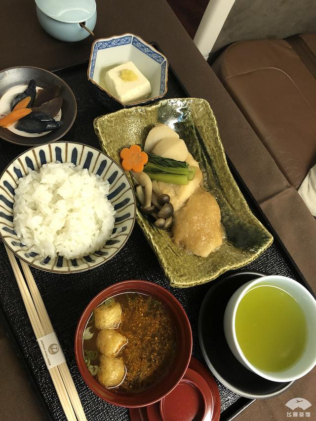 搭乘日本航空一号航班JL1头等舱美国飞日本，餐饮真是大手笔