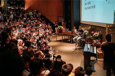 让平凡人过把明星瘾 这群人4年为52位成都人举办个人演唱会
