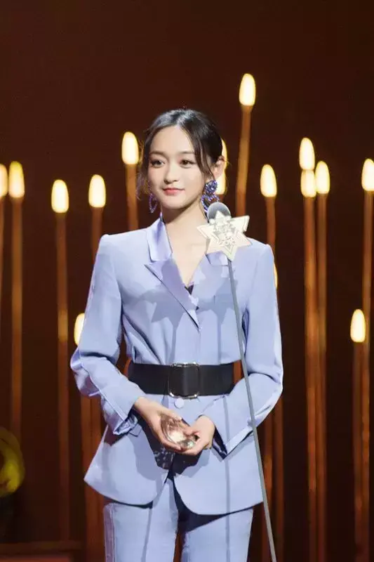 何泓姗惊艳亮相气场满分，成龙阔别乐坛16年出歌藏遗言