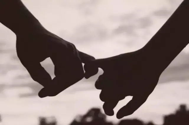 “我和孩子在国内，老公却在新加坡出轨了……”