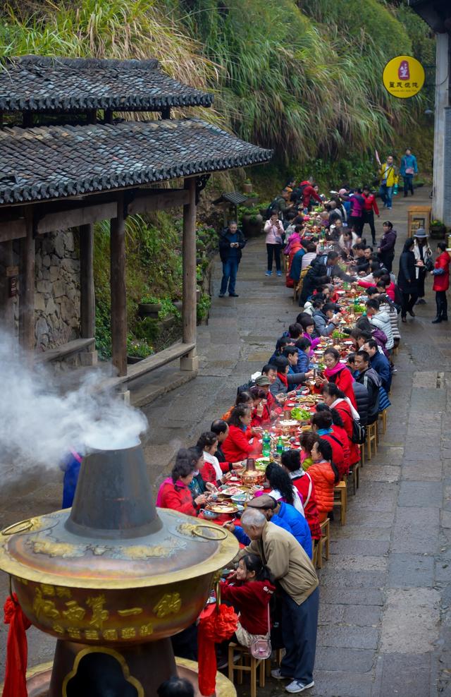 千斤铜火锅现身篁岭 百米长桌火锅宴燃沸冬至