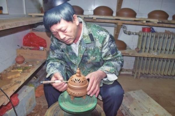 匠人痴心“复活”仰韶彩陶 24道工序黄河泥“变身”古色古香彩陶